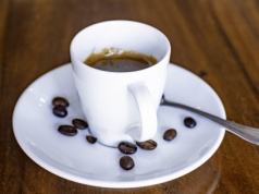 Palona soja w kawie. Oszuści znaleźli przepis na podróbkę popularnego napoju