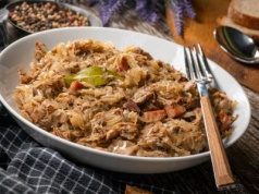 Jak długo gotować bigos? Jeden dzień nie wystarczy. Tylko tak wydobędziesz z tej potrawy idealny smak