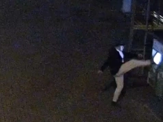 Atak na biletomat w Olsztynie! Policja publikuje nagranie i szuka sprawcy