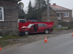 Wiózł wnuka do szkoły, auto uderzyło w budynek. Kierowca nie żyje, chłopiec w szpitalu