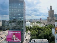 Młodzież tańczy pogo. Warszawiaków  przestraszyło imprezowanie w parku