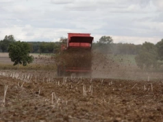 Rolnicy apelują o wydłużenie terminu nawożenia obornikiem. Mokra jesień paraliżuje prace w polu