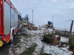 Roztrzaskana kapliczka i dwa auta (ZDJĘCIA)