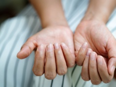 Zamiast kremem, natrzyj paznokcie pastą do zębów. Efekt cię zaskoczy