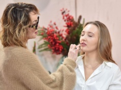 Ten prosty patent ratuje makijaż po długim dniu pracy. Efekt wow jak u wnuczki Szapołowskiej