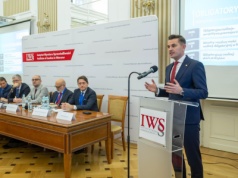 SKANDAL w Sądach: Rząd tnie pensje urzędnikom, a miliony chce oddać bankom! Bunt wybuchł, sprawy frankowe zwalniają?