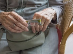 Wierzyła w szybki zysk – straciła 40 tys. zł. Seniorka w sidłach perfidnych oszustów