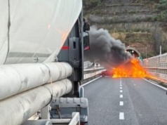 Obrabowali konwój na włoskiej autostradzie. Sceny jak z filmu akcji