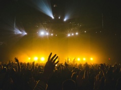 Topowe piosenki w Polsce to wytwory AI. Twoje uszy Cię oszukują