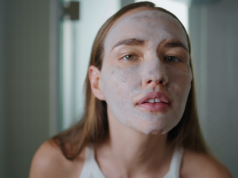 Mamy oszalały na punkcie tego triku z TikToka. W roli głównej krem do przewijania