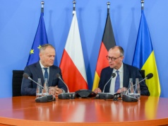 Donald Tusk w Berlinie żąda zadośćuczynienia dla ofiar II wojny światowej. Polska gotowa wypłacić z własnych środków