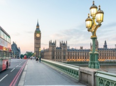 Koniec eldorado na Wyspach? Polacy coraz liczniej pakują walizki