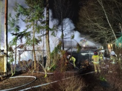 Pożar wiaty na drewno i budynku gospodarczego. Z ogniem walczyło 9 zastępów straży pożarnej