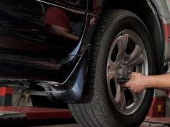 Czy po wymianie opon trzeba kalibrować czujniki ciśnienia? Odpowiedź nie jest oczywista