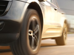 Trzaski z zawieszenia przed zakrętem. Ignorowanie ich źle się kończy