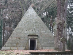 Wygląda jak grobowiec faraona. Piramida w środku europejskiego lasu, kryje aż 9 sarkofagów