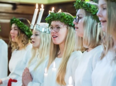 Orszak św. Łucji z wizytą w Gdańsku. Dziewczęta w długich białych sukniach zwiastują „czas światła”