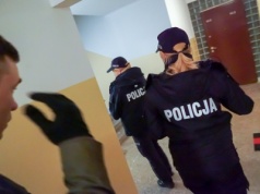 Osiedle Kormoran. Ranny mężczyzna na klatce schodowej. Interweniowała policja