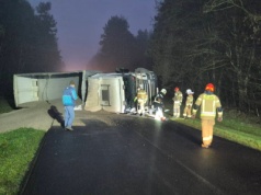 Droga wojewódzka nr 812 zablokowana. Na jezdni leży ciężarówka
