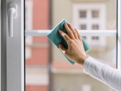 Zamiast wylewać, umyj okna. Zadziała jak tarcza na brud. Szyby będą błyszczeć tygodniami