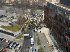 Setki czy tysiące. Ile osób protestowało w Krakowie przed siedzibą GDDKiA?