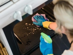 Weź biały proszek, dodaj wodę, kroplę octu i nanieś na piekarnik. Zaschnięty tłuszcz znika w godzinę!