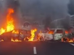 Napad na konwój na autostradzie A2. Podpalono dwa auta