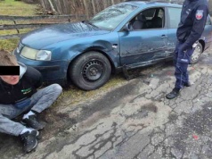 Pijany kierowca dmuchnął w alkomat i zaczął uciekać. Ucieczkę zakończył uderzeniem w radiowóz