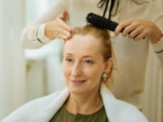 60- latko poproś fryzjera o tę fryzurę. Odejmie ci 10 lat