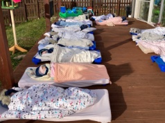 „Bliskość natury” w praktyce. Zimowe leżakowanie olsztyńskich maluchów hitem Internetu