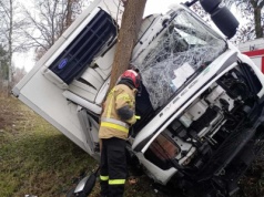 Kierujący ciężarówką zjechał do rowu i uderzył w drzewo