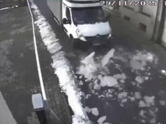 Lód spadł z dostawczaka na jezdnię. Niebezpieczna sytuacja na Spadzistej