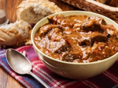 Zawsze dodaję trochę do gulaszu. Mięso jest kruche i soczyste