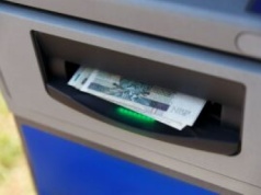 Bankomaty znikają z polskich ulic – coraz większy problem z wypłatą gotówki