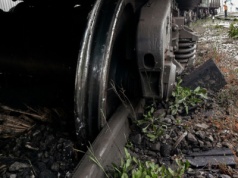 Wykolejone pociągi, prędkość ścięta do minimum. Dramatyczna sytuacja na torach kolejowych