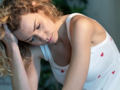 Tak poradzisz sobie z bezsenną nocą. Skuteczne metody ułatwiające zasypianie