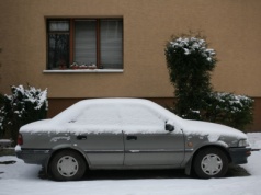 Zanim odpalisz auto zimą, zrób jedną rzecz. Nie chodzi o odśnieżanie. Ekspertka ostrzega