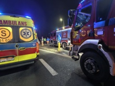 Rowerzysta na drodze. Dwa auta rozbite (ZDJĘCIA)