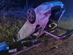 Auto na dachu w rowie. Groźne zdarzenie drogowe