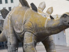 Pomnik dinozaura stał się śmiertelną pułapką. 39-latek utknął w nodze i zginął​