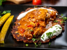 Fenomenalny przepis na gulasz do placka po węgiersku. Tego dania nie można przebić