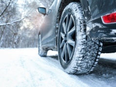 Jazda na letnich oponach zimą? Prawnicy ostrzegają i wcale nie chodzi o mandat
