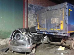 Śmiertelny wypadek w Rąbczynie. Bok Opla zmiażdżony, nie żyje młody kierowca