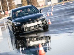 Nowe pościgowe radiowozy w wielkopolskiej policji. Każdy za niemal 390 tys. zł