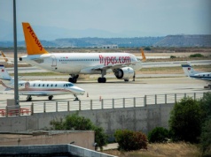 Rosyjscy turyści wszczęli bunt w samolocie. Wylądowali gdzieś na stepach