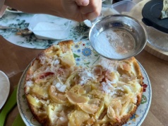 Cały dom pachnie jabłkami. Szarlotka Danuty Wałęsy smakuje lepiej niż ta z cukierni