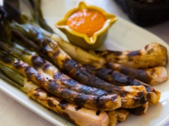 Tradycyjny kataloński przysmak. Jak zrobić calçots?