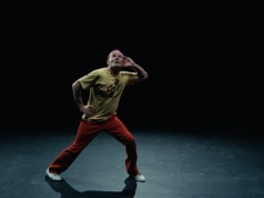 Flea gra na trąbce i basie. Nowy utwór „A Plea”