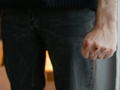 Policja zatrzymała 43-letniego mieszkańca gminy Chojnów za przemoc domową