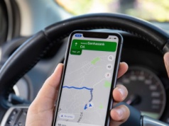 Kierowcy masowo dostają mandaty. 500 zł za sprawdzenie trasy w telefonie